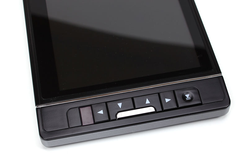 本体右側に並ぶ操作ボタン類。押すたびに「ペキッ」と大きめな音がしてチープ感が漂ったりする。4方向各キーの並び方が微妙に使いにくかったりも