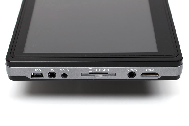 インターフェース類は本体左側に集まっている。左から、miniUSBポート、ステレオヘッドホンジャック（3.5φ）、ACアダプタジャック、microSD/SDHC（TransFlash）スロット、コンポジット出力端子、HDMI出力端子（mini）