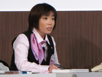 ステージで接客を披露したドコモショップ流山店の久保田玲子さん