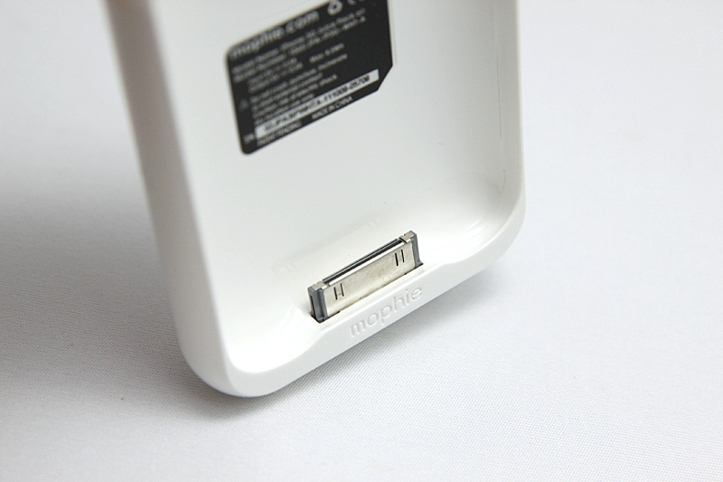 構造も至ってシンプル。iPhoneをスライドさせてコネクタに差し込むだけだ