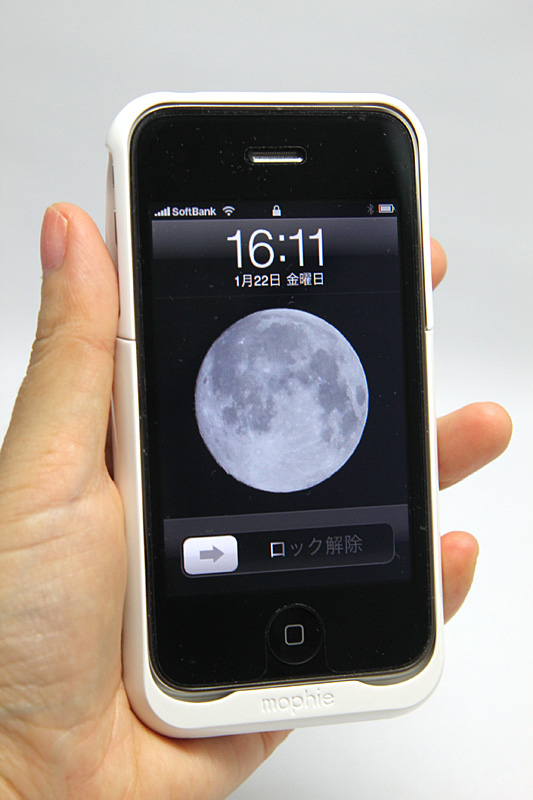 iPhone 3GSに装着したところ。やや大きくなるが違和感は感じられない