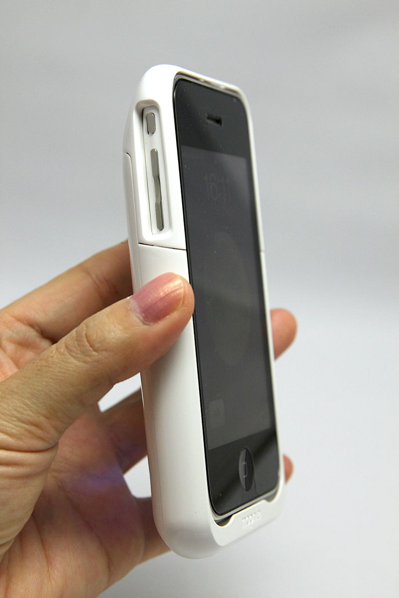 横からみるとボテっとした印象になってしまうが、バッテリー内蔵なので致し方なし！