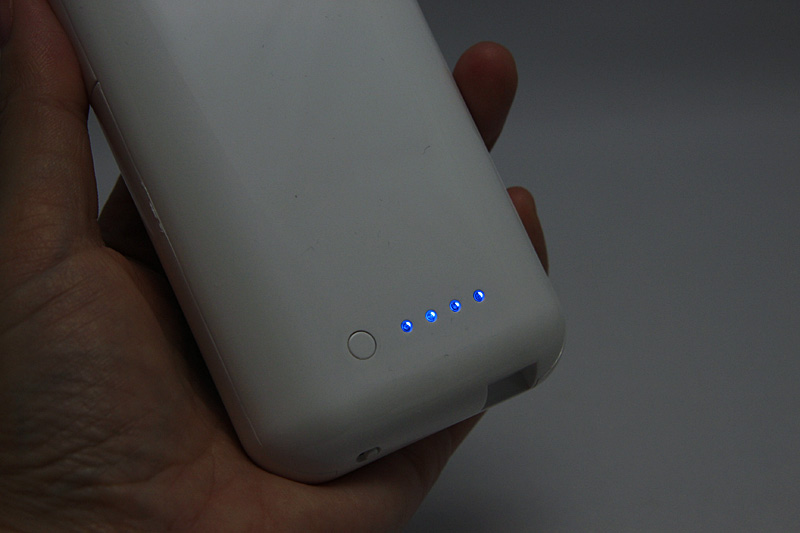 バッテリー残量は4つのLEDでチェックできる