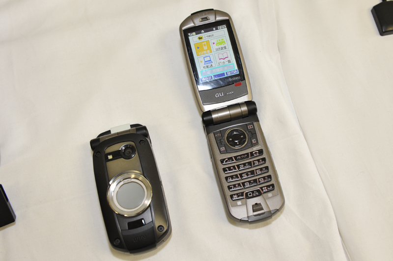 携帯電話はすでに導入しているKDDIの端末を利用。BluetoothやQRコードで車載システムと連携する