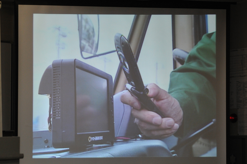 携帯電話を経由して営業所のサーバーから車載システムにデータを転送する