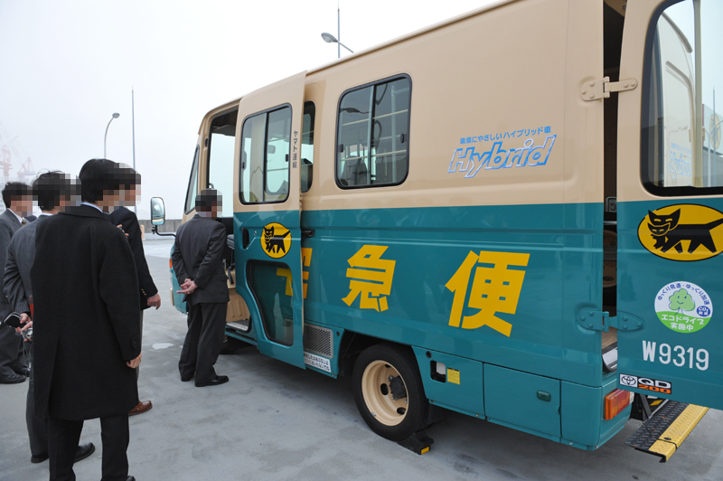 集配車は環境に配慮したハイブリッド型。将来的には電気自動車の導入も検討されているという