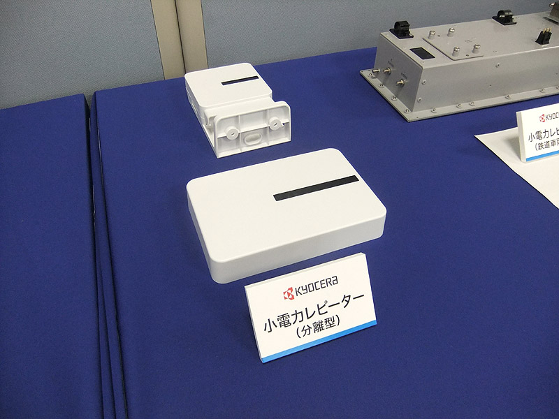 分離型レピーター。屋外に面したところに基地局装置となる一方を設置、屋内に引き込み用の装置を設置する