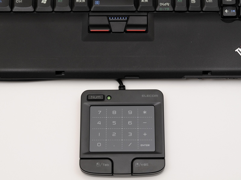 ノートパソコンの手前に置いて使うのはキーボードから離れすぎてちょっと微妙だ