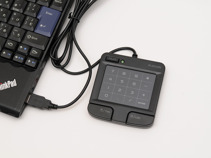 ノートパソコンと併用するなら右に置いてテンキーリモコンとして使うことが良さそう