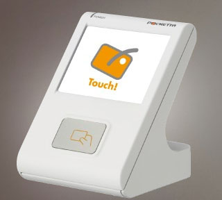 FOMA通信モジュールを内蔵し、おサイフケータイ（FeliCa）に対応。タッチパネル部はレジ周りのデジタルサイネージとしても利用可能な「POCKETTA」専用端末