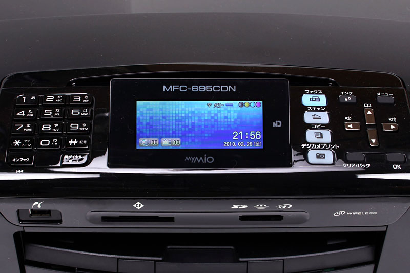 695CDNの操作パネル部。メニューなどを表示するカラー液晶ディスプレイを中心に、FAX、スキャン、コピーなどスタンドアロンでも使える機能のためのボタンが並ぶ。さらにPCと接続すれば、PC周辺機器としての機能を利用できる