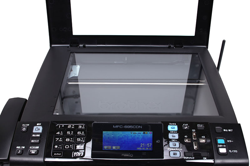 A4サイズドキュメントなどの読み込みに対応するフラットベッドスキャナを利用できる。光学解像度は1200×2400dpi。695CDNにADFはないので、スキャンやコピーは1枚ずつ手動でセットすることになる