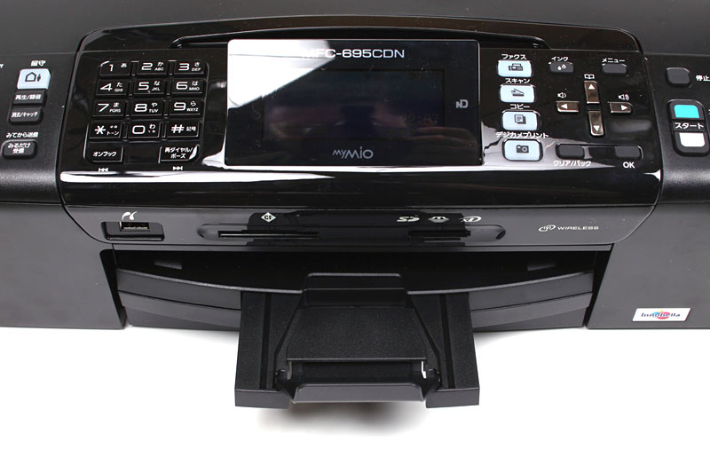 給紙カセットは本体前面から装着する。また、給紙カセットの上部が排紙トレイとなっているので、給紙/排紙はフロントから行える。合理的な作りですな