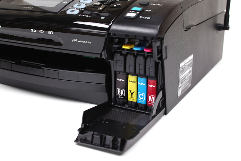 インクカートリッジも本体前面からセットできる。インクカートリッジ交換のための小さな扉があり、ソコを開くだけで容易にカートリッジ交換を行えるのだ