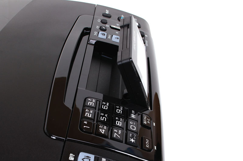 液晶ディスプレイはこのように起こせる。695CDN本体がやや高い位置にあるときは、こんなふうに起こして使うと便利ですな