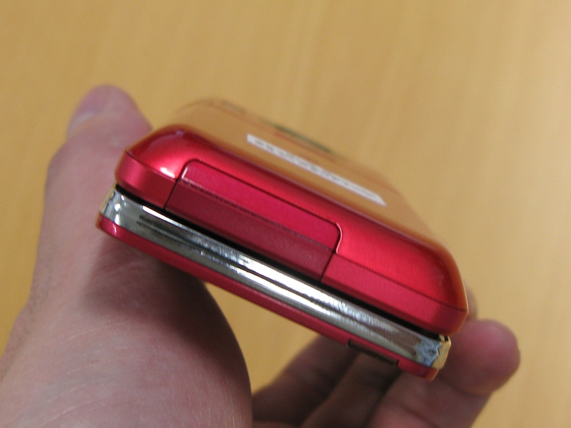 943SHの底面。バッテリ側（写真右上側）のエッジが大きく丸みを帯びている