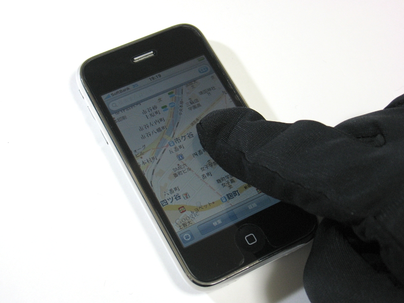 通常のタップおよびスクロール操作は問題なく行える。細部の操作はやや苦手な場合もある