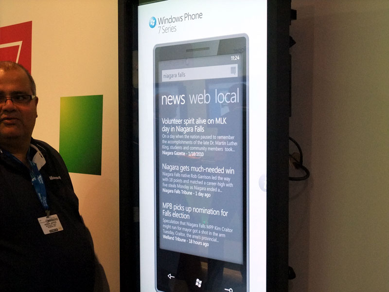 人の上半身ほどのサイズとなるディスプレイで紹介