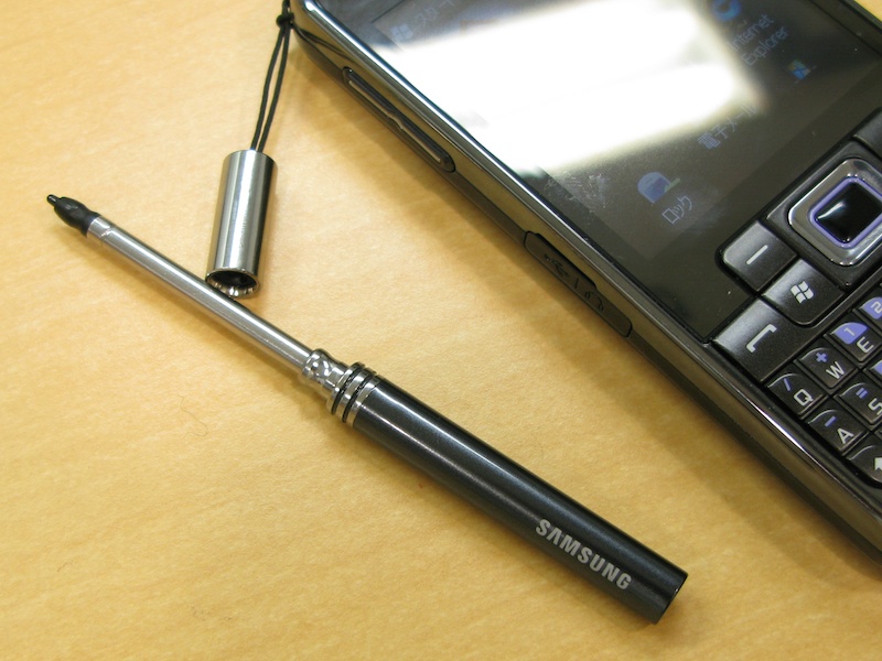 タッチパネルに対応するので、スタイラスが付属する