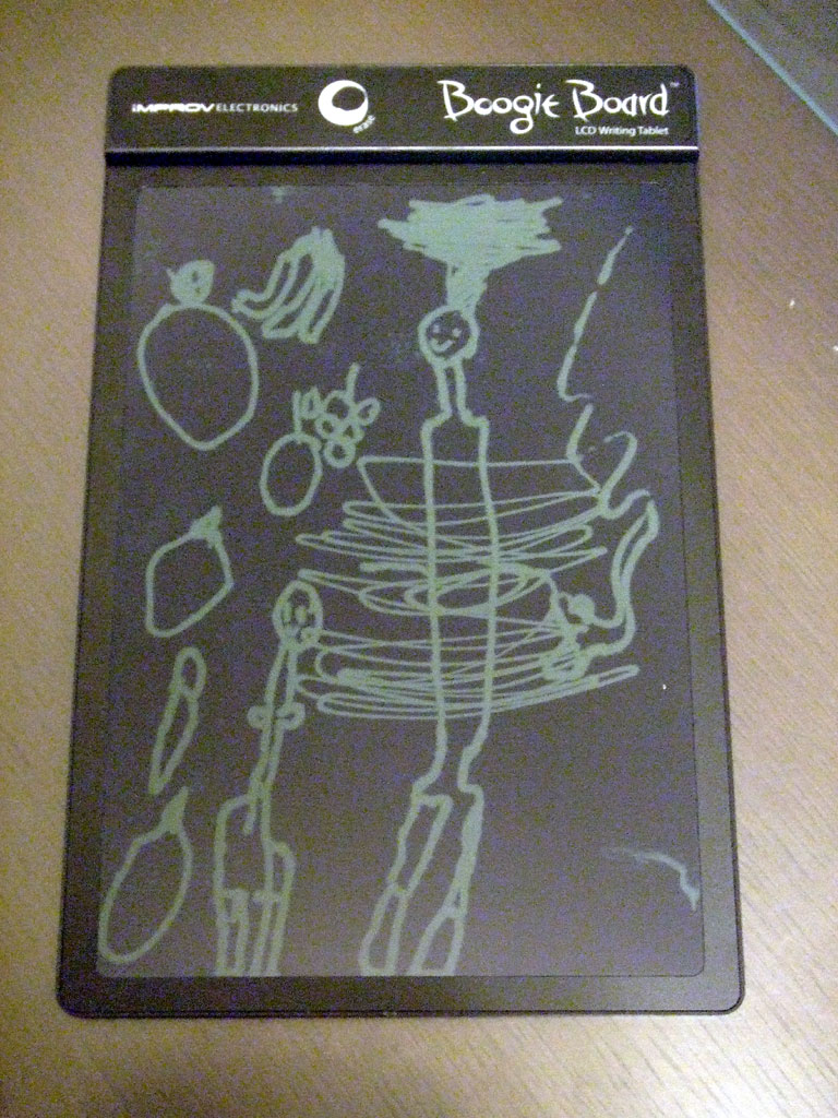 そして書いていたのはこちら。意外に細かい線も拾えるし、解像度もそこそこある。到着初日に何か堅いもので画面をこすったらしく、結構傷が入ってしまった。表面は比較的柔らかい素材なので注意は必要だろう