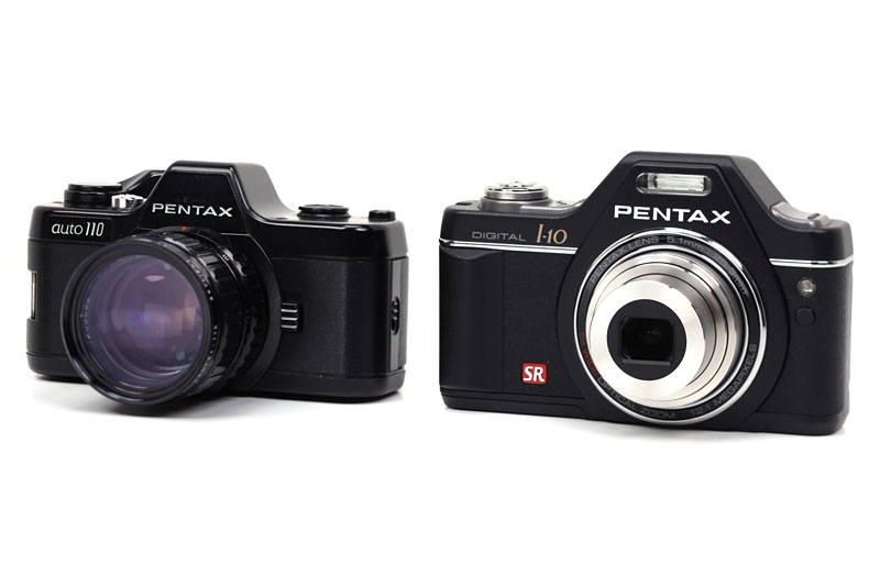 フィルム式カメラのauto110とOptio I-10。どちらもやや丸みを帯びた憎めないデザインのカメラだ