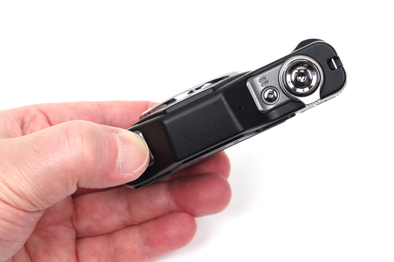 その薄さも、Optio I-10のコンパクトな印象を際立たせているのかも!?