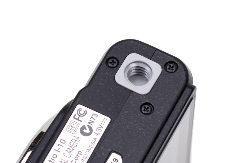 ただし三脚穴はこんなふうな樹脂製。ボディ全体のプラスチッキーな質感も否めない