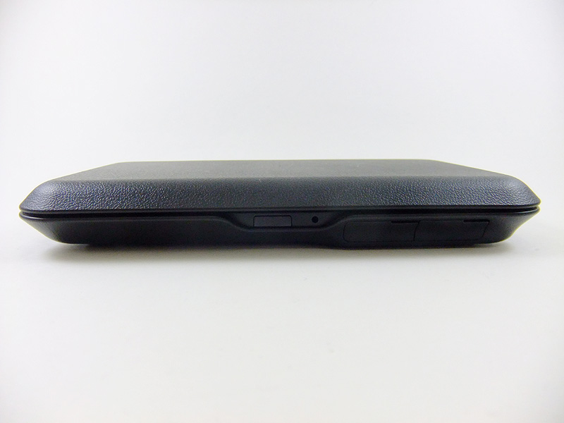 キーボード側ボディ中央に赤外線通信端子、付近に外部接続端子などが用意される