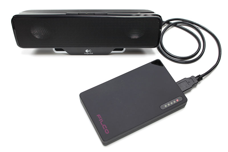 Z205付属のUSBケーブルで、Z205とPowerBank slim 2.0を接続。フツーにZ205の電源が入った