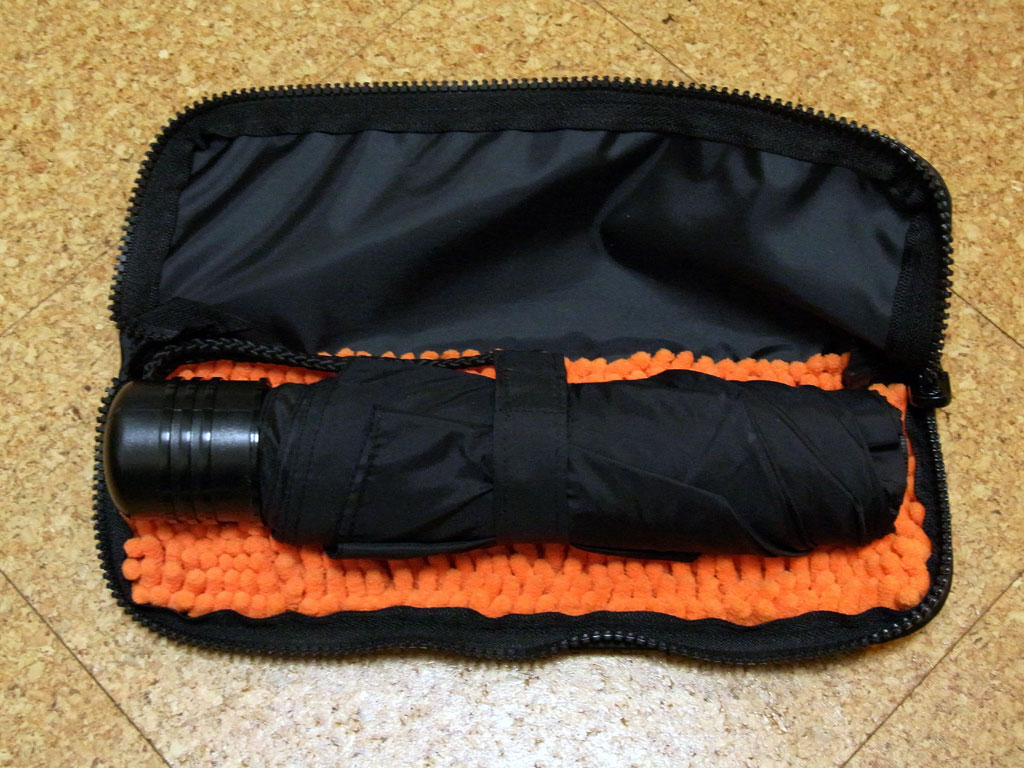 ケースの外形サイズは約28×10cm（ファスナーオープン時）。収納できる傘のサイズは、折りたたみ時で全長24cm、周囲の長さ17cmまでだ