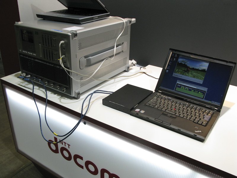 有線によって疑似的に再現されたLTE通信のデモ