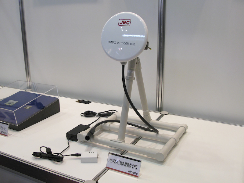 WiMAX屋外設置型CPE。円形のアンテナ裏にルータなど内蔵されている