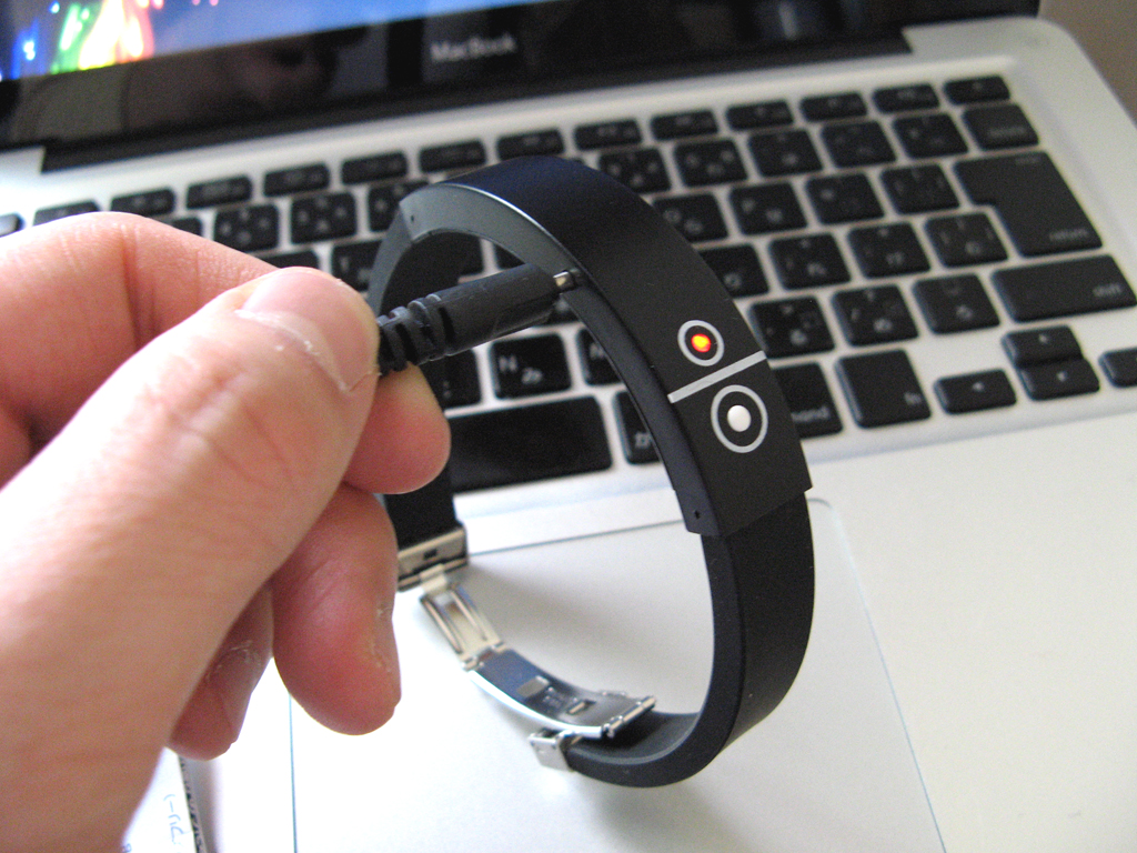 付属のUSBケーブルで充電を行う