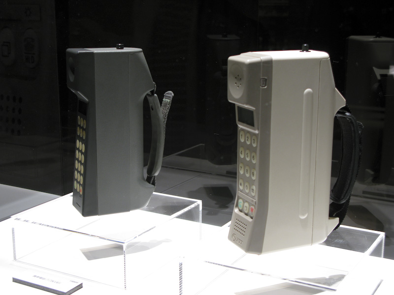 この時代の携帯電話は、見ての通り非常に分厚い