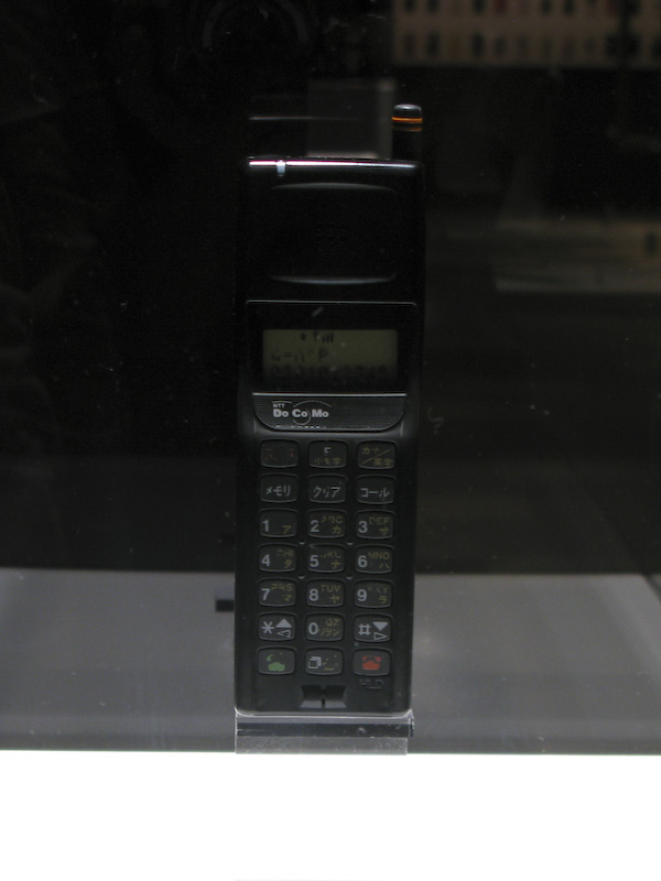 ムーバP。現在の携帯電話にサイズも似ているが、キー配置は大きく違う
