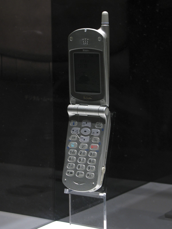 N501i。続くN502iとカラー化したN502itは大型液晶で人気を博した