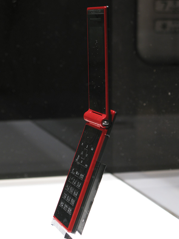 N703iμ。佐藤可士和氏デザインのN703iDも同時に発表されていた