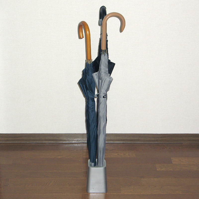 傘は最大4本まで立てられるが、安定性を考慮すると2本程度にとどめておくのが吉