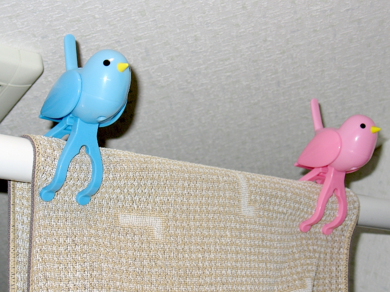 物干し竿のタオルを挟んだところ。小鳥がとまっているようなビジュアルに癒される