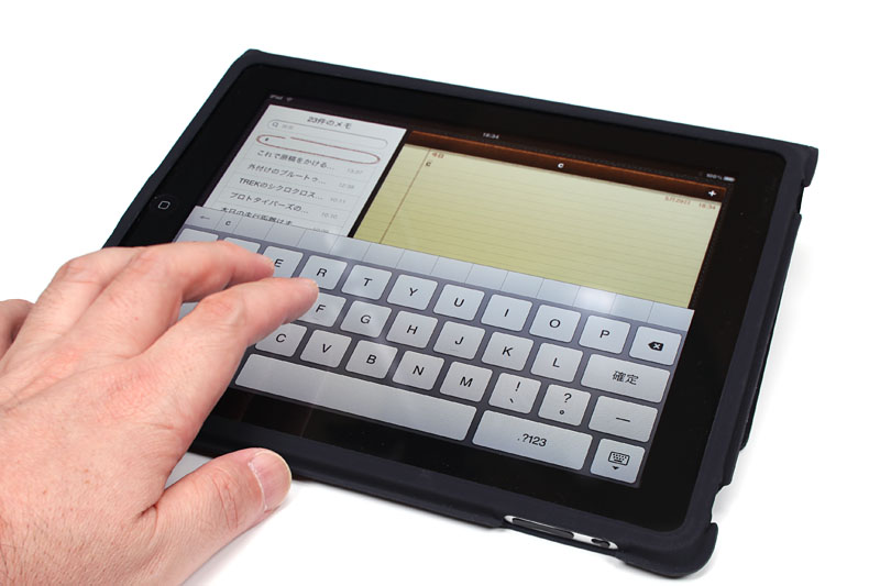 iPadの横表示でのソフトウェアキーボードなら、拙者、問題なくタッチタイプできました!!　縦表示でも快適に打てる。これならちょっとした原稿くらい書けちゃうヨ!!