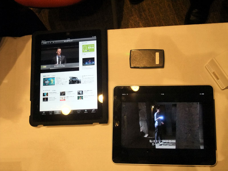 横長にすると全画面表示で映像再生。超解像技術で映像品質を上げている