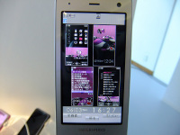 EMILIO PUCCI秋冬コレクション、「SH-08B」披露 - ケータイ Watch