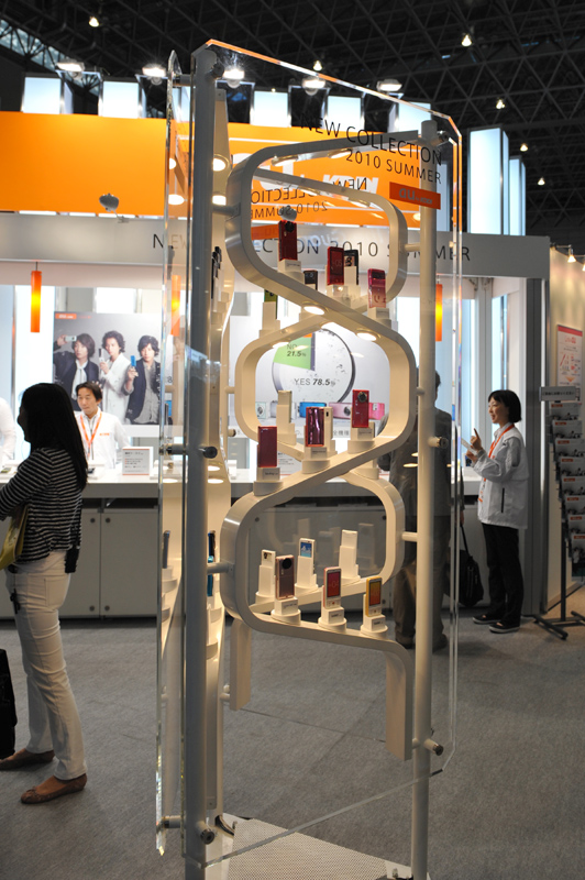 全機種防水とした夏モデルを展示