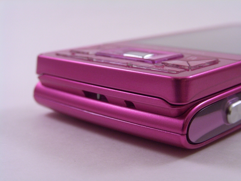 ストラップホールは少し奥まっている