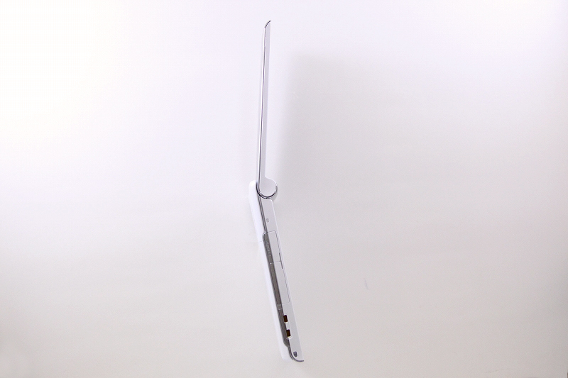 開いた状態の左側面