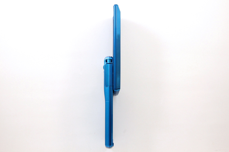 開いた状態の左側面