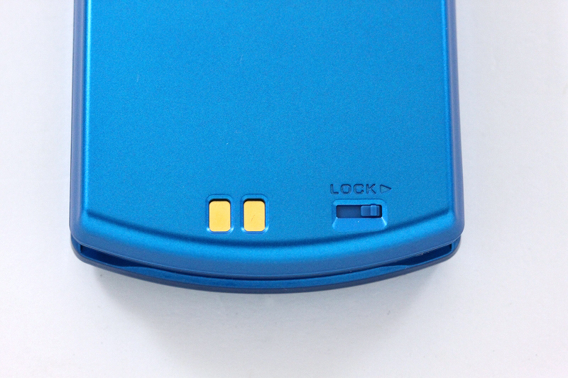 リアカバーのロックボタン