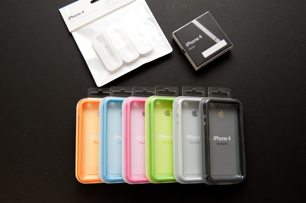 オプション品。iPhone 4用ユニバーサルDockアダプター（左上）、iPhone 4用Dock（右上）、Bumper（下）