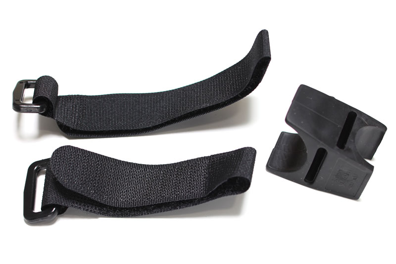 （2）これが内容物ッ!!　2本の固定バンドとゴム台座ッ!!