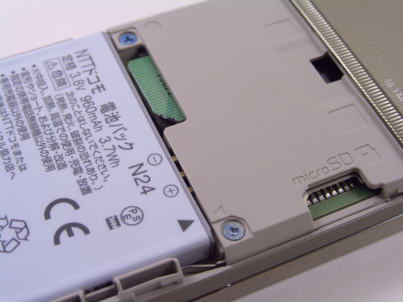 microSDスロット。バッテリーは960mAタイプ